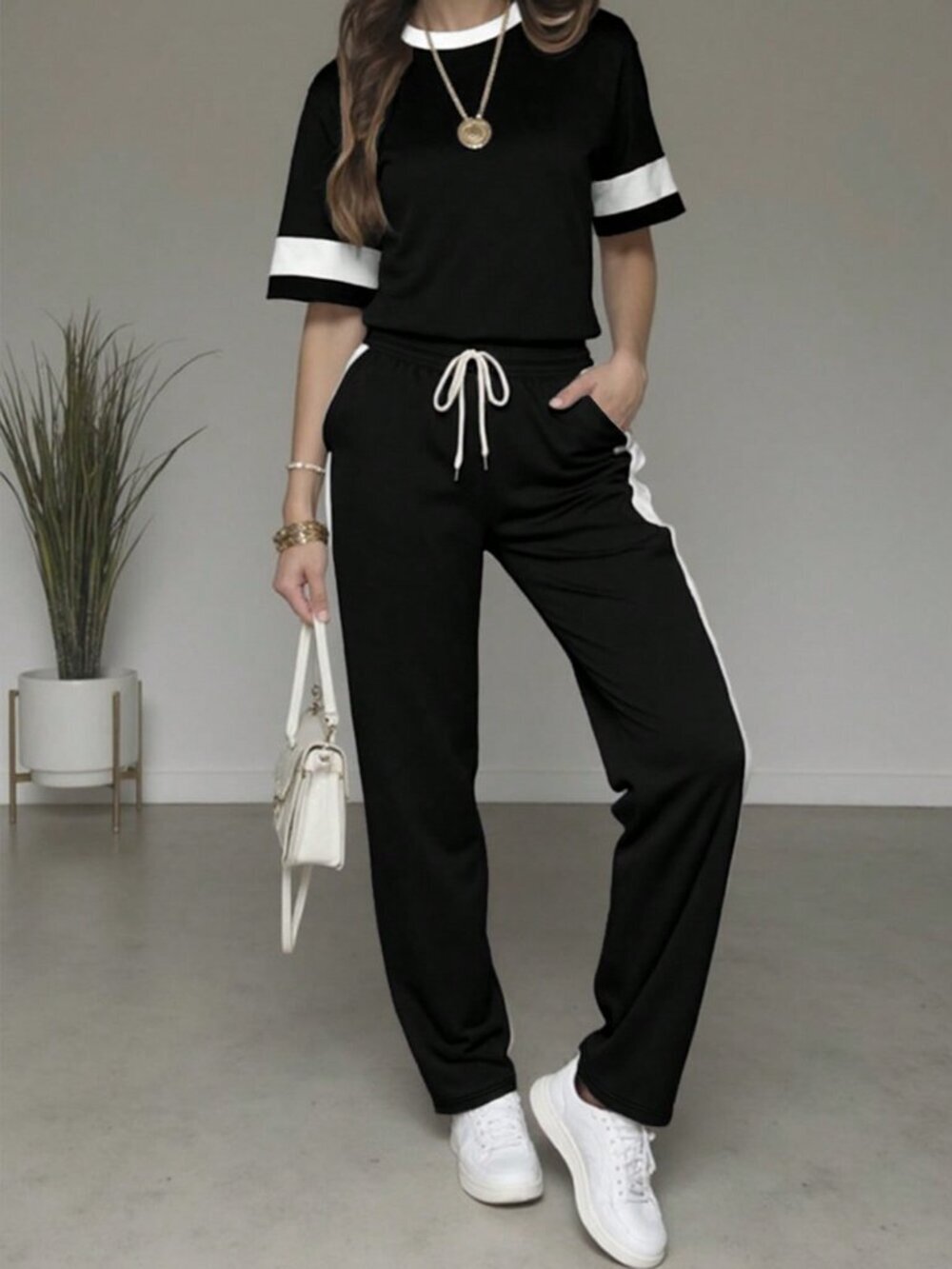 Black Casual Women's Contrast Color Round Neck Short Sleeve Top & Pants set